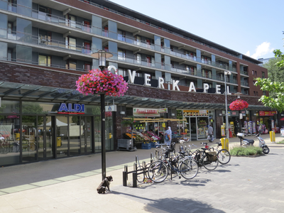 906492 Gezicht op enkele winkels in het gerenoveerde het winkelcentrum Overkapel (Euterpedreef) te Utrecht.